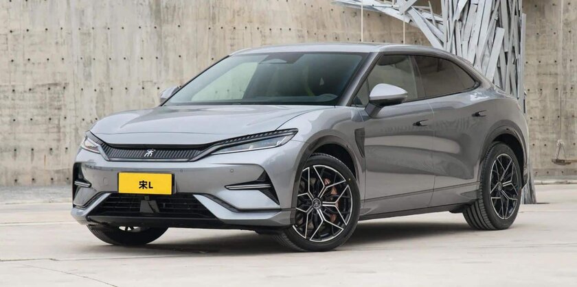 Полный привод, спортивный кузов и огромные дисплеи: BYD представила сразу два электрокроссовера