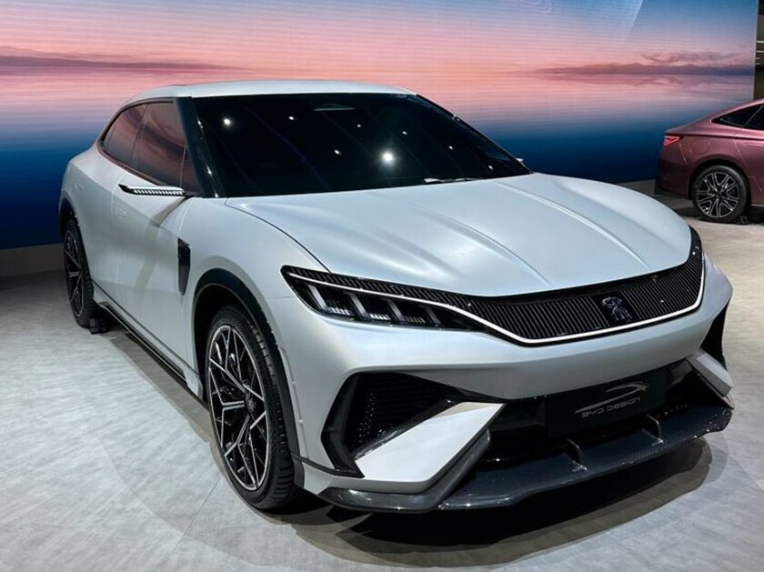 Полный привод, спортивный кузов и огромные дисплеи: BYD представила сразу два электрокроссовера