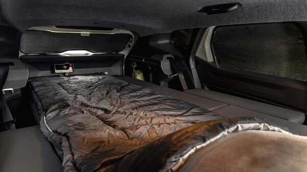 Автомобиль для путешествий: представлен Dacia Duster 2024 с двуспальной кроватью в салоне