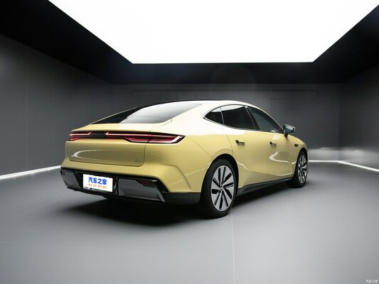 Представлен седан Geely Galaxy E8: он получил 45-дюймовый экран, на котором можно играть в игры