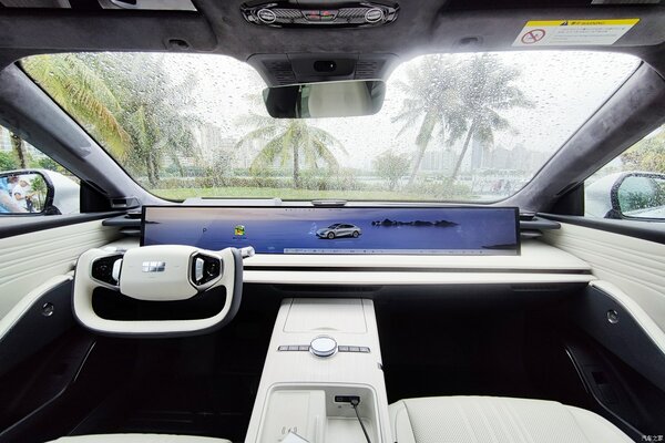 Представлен седан Geely Galaxy E8: он получил 45-дюймовый экран, на котором можно играть в игры