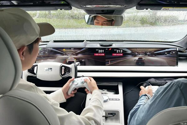 Представлен седан Geely Galaxy E8: он получил 45-дюймовый экран, на котором можно играть в игры
