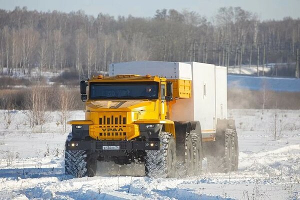 Урал успешно испытал автопоезд для Арктики, он перемещается по бездорожью даже при -50 градусов