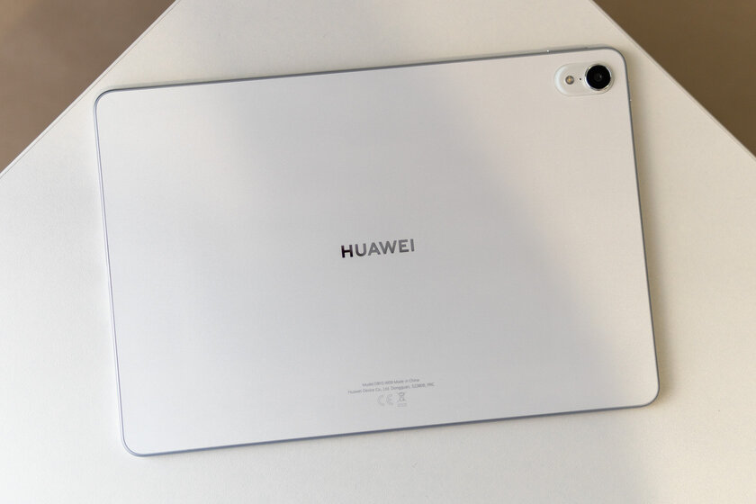 У этого планшета матовый экран — никогда не бликует. Обзор Huawei MatePad Air версии PaperMatte — Внешний вид и эргономика. 1