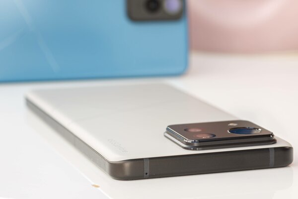 ASUS взяла игровой смартфон и сделала из него обычный. Обзор Zenfone 11 Ultra — Дизайн. 4