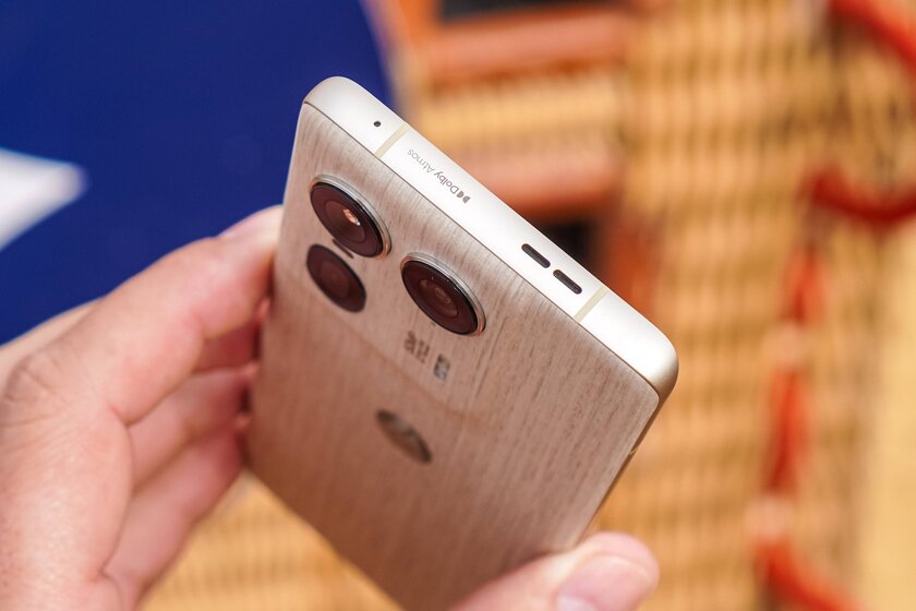 Motorola представила Edge 50 Ultra с панелью из натурального дерева