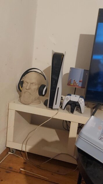 Геймер распечатал на 3D-принтере голову Кратоса из «Бога войны» и сделал из неё подставку под наушники 🗿