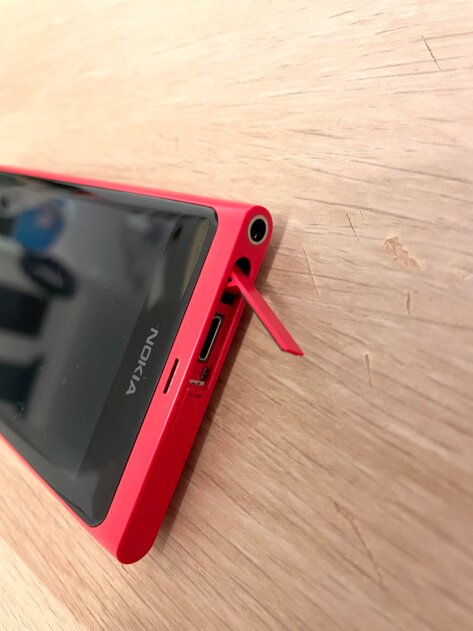 Так выглядит Lumia 800 в 2024 году. Очень даже неплохо, согласны?