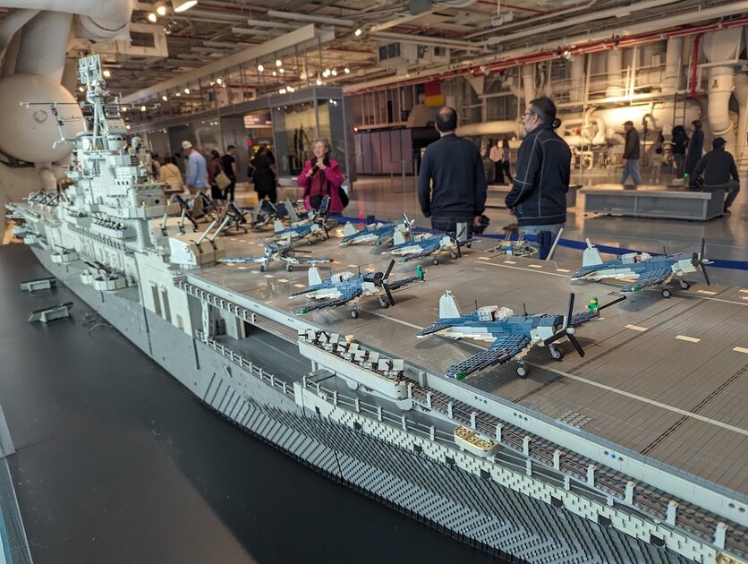 Фанат построил уменьшенную копию американского авианосца 1943 года из 250 000 деталей LEGO