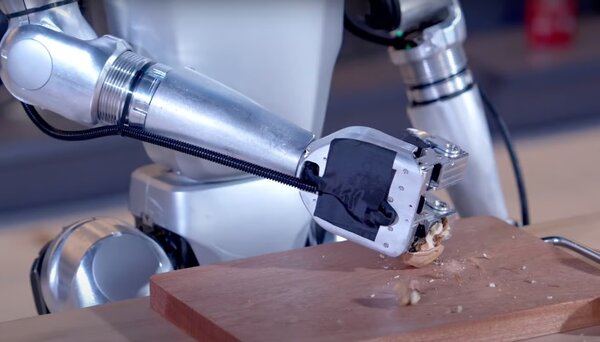 В Китае создали «дешёвого» гибкого робота: он может держать паяльник и открывать бутылки