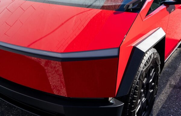 Красная Tesla Cybertruck — лучше или хуже оригинальной расцветки?