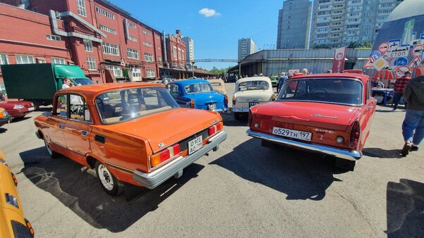 Москвичу-408 — 60 лет! Владельцы авто устроили слёт в Москве