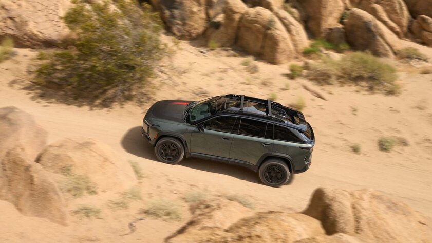 Jeep представила Wagoneer S: концепт электрического внедорожника с режимом езды по камням
