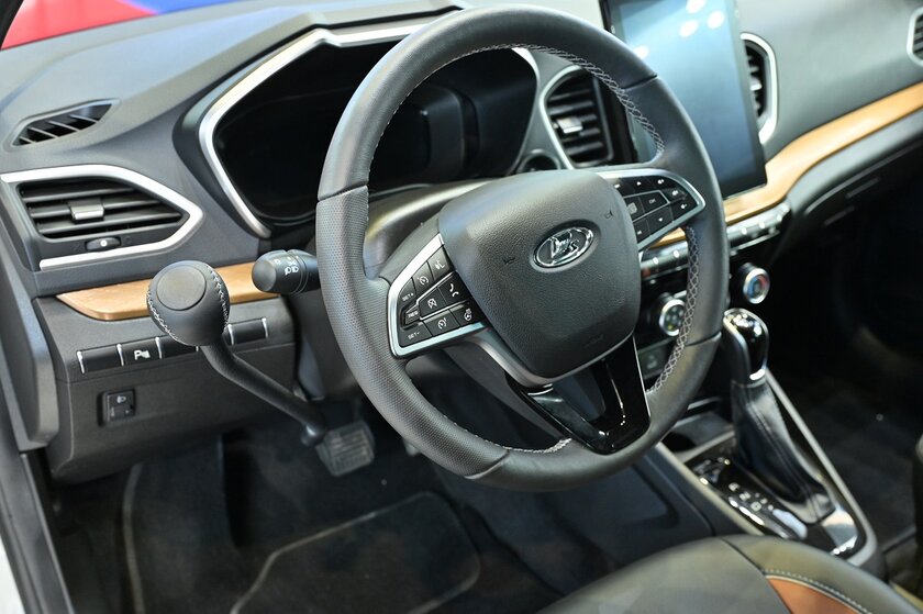 LADA представила Vesta с ручным управлением: для людей с ограниченными возможностями