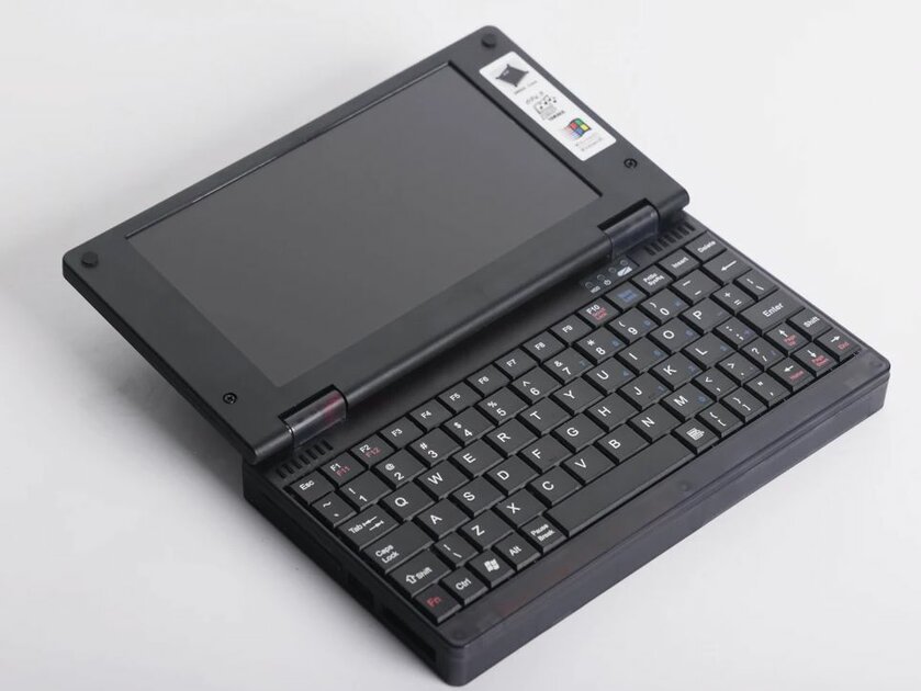 Так выглядит Pocket 386: портативный ПК с 7-дюймовым дисплеем под управлением MS-DOS или Windows 95