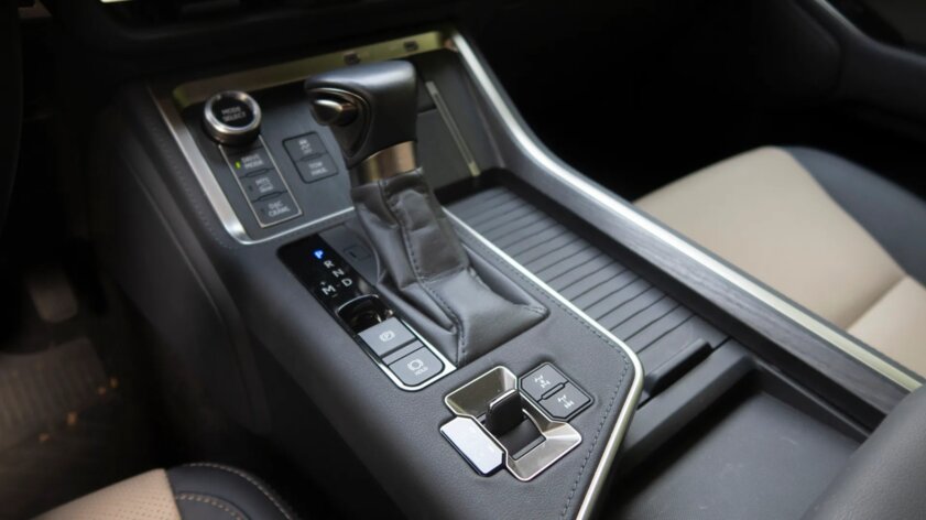 Крупный внедорожник, испытанный на прочность отрядом питомцев: обзор Lexus GX 550 Overtrail (2024) — Материалы и компоновка салона. 3