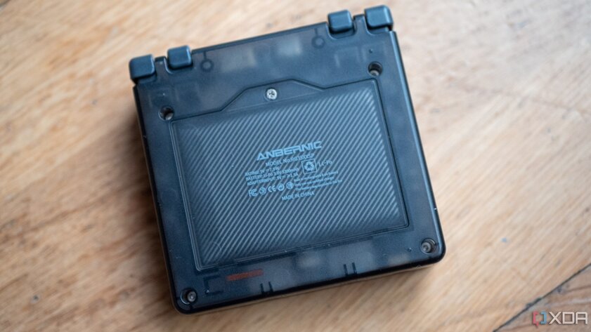 Обзор складной ретро-консоли Anbernic RG35XXSP: PSP, PS1, N64 и другие в кармане — Дизайн и качество сборки. 2