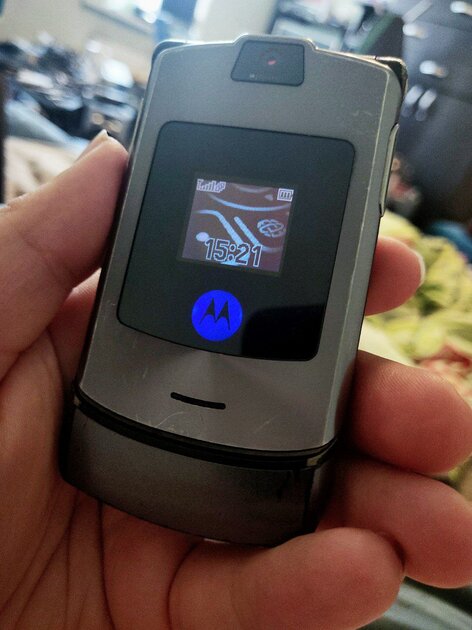 Установил на RAZR V3i экспериментальную прошивку с «эльфами» — смотрите на эту красоту