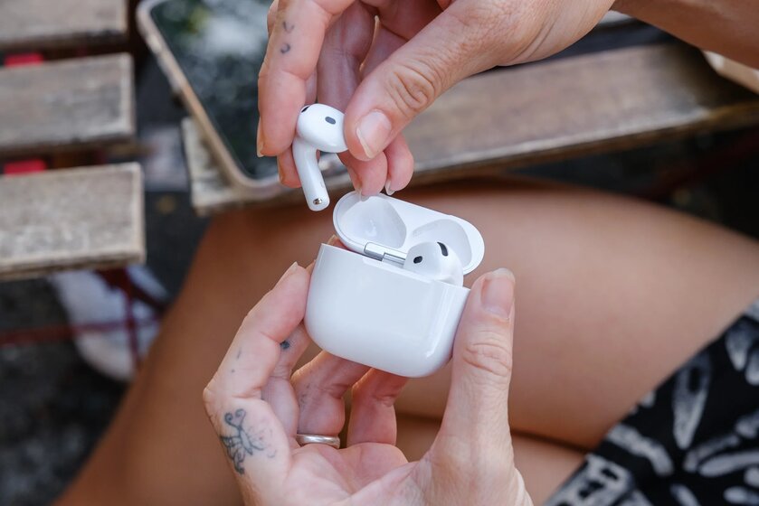 Обзор AirPods 4: верьте или нет, Apple смогла сделать старые наушники совершенно новыми