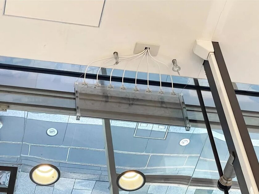 Это первая в мире прозрачная базовая станция 5G: она крепится на окно и не портит внешний вид