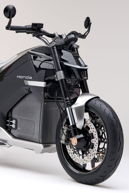 Honda показала концепт электромотоциклов EV Fun и EV Urban с несъёмными батареями