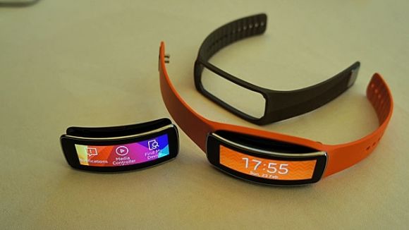 Превью Gear Fit от Samsung: часы, которые знают не только время
