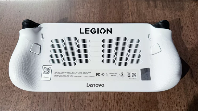 Карманный геймерский ПК из пластика со внушительной ценой: обзор Lenovo Legion Go S — Дизайн и удобство. 7