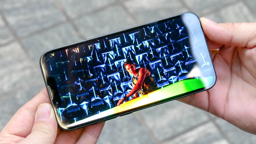 Обзор iPhone 16e (против iPhone 16 и Pixel 8a): хейтеры обрадуются, фанаты тоже — Дисплей. 1