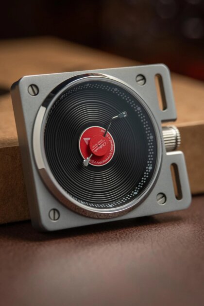 Представлены часы Vinyl Record Automatic Watch в виде мини-проигрывателя винила