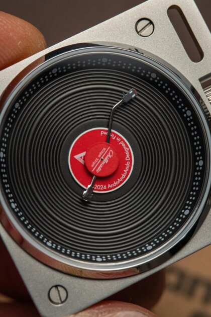 Представлены часы Vinyl Record Automatic Watch в виде мини-проигрывателя винила