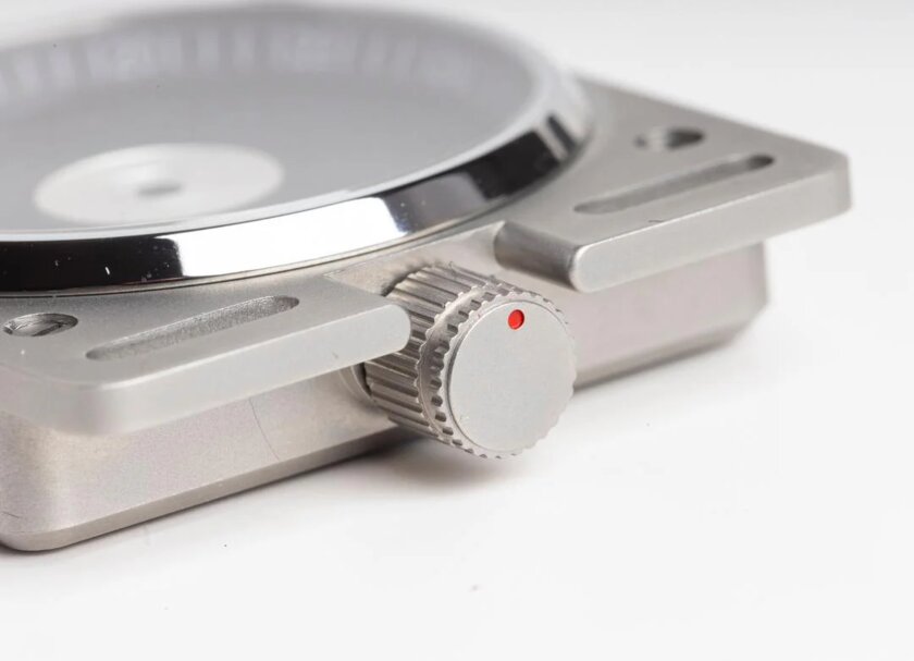 Представлены часы Vinyl Record Automatic Watch в виде мини-проигрывателя винила