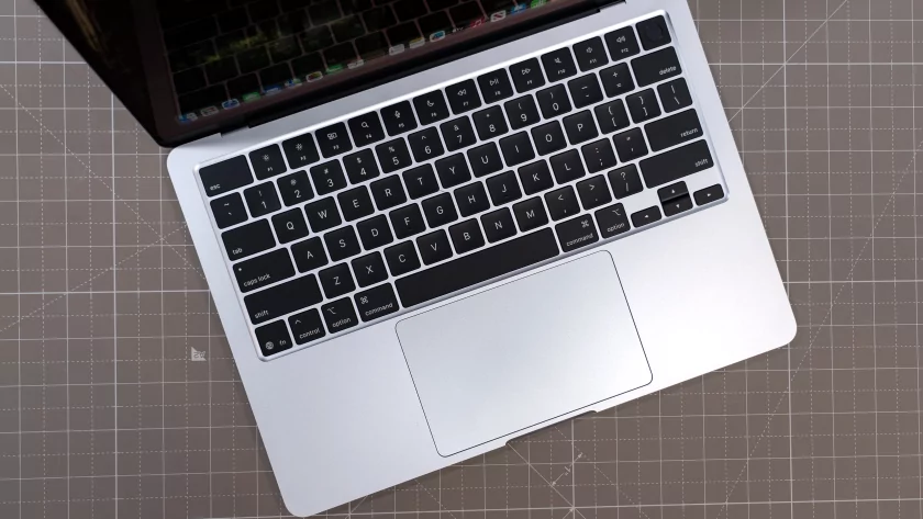 Обзор подешевевшего MacBook Air M4 — это ноутбук №1, теперь даже хейтеры согласятся — Дизайн, цвет и порты. 5