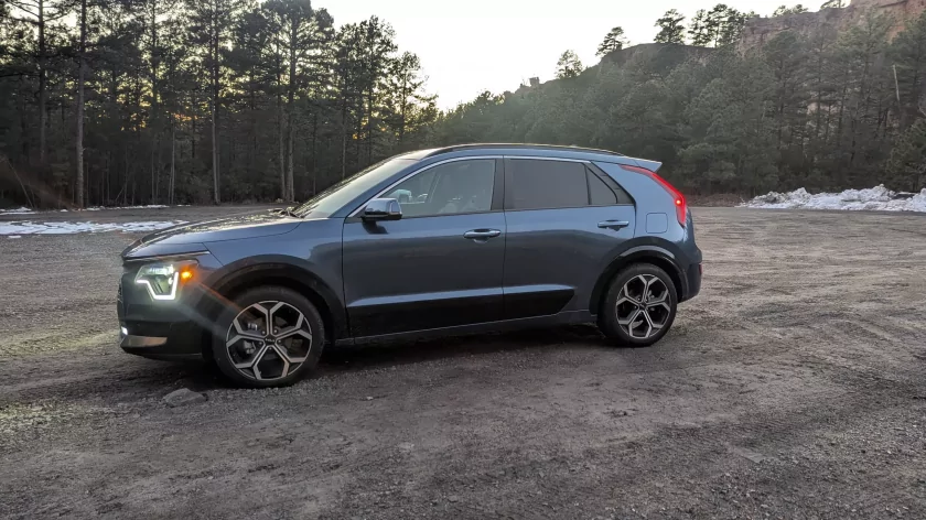 Экономичный, комфортный и немного скучный: обзор кроссовера Kia Niro Hybrid 2025 — Впечатления от вождения. 3