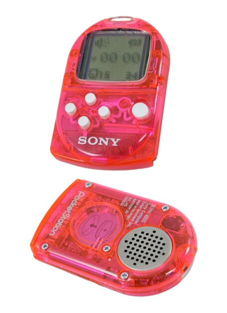 В 1999 году Sony выпустила PocketStation — портативную карту памяти со встроенным ЖК-экраном
