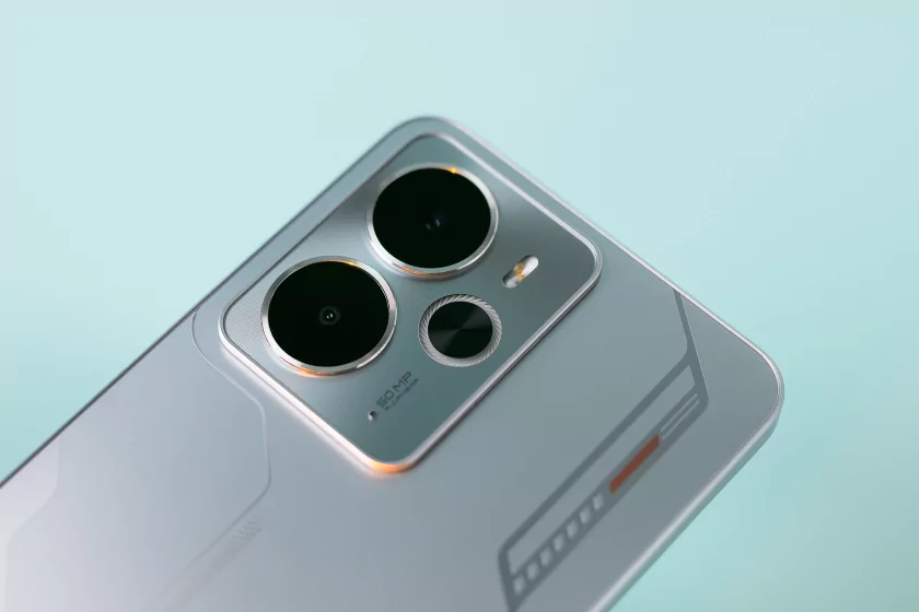 Ещё в школе я мечтал о таком телефоне! Обзор realme 14 5G — присмотритесь ко «вспышке» и начинке — Дизайн. 3