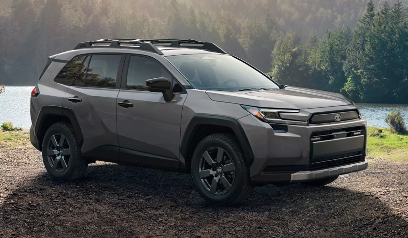 Гибрид с обновлённым интерьером: представлен кроссовер Toyota RAV4 шестого поколения