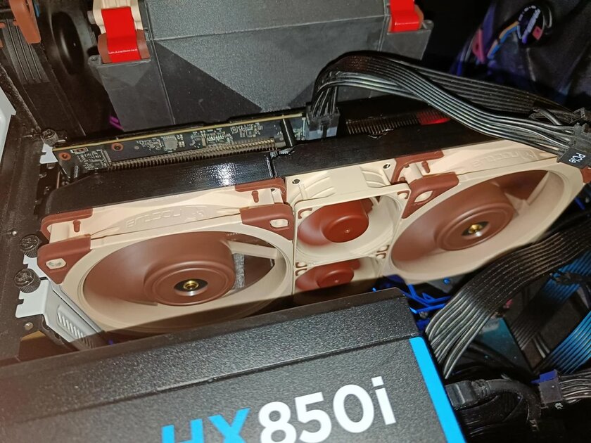 Так выглядит RTX 5060 Ti на 16 ГБ с кастомным охлаждением: да, здесь 4 вентилятора