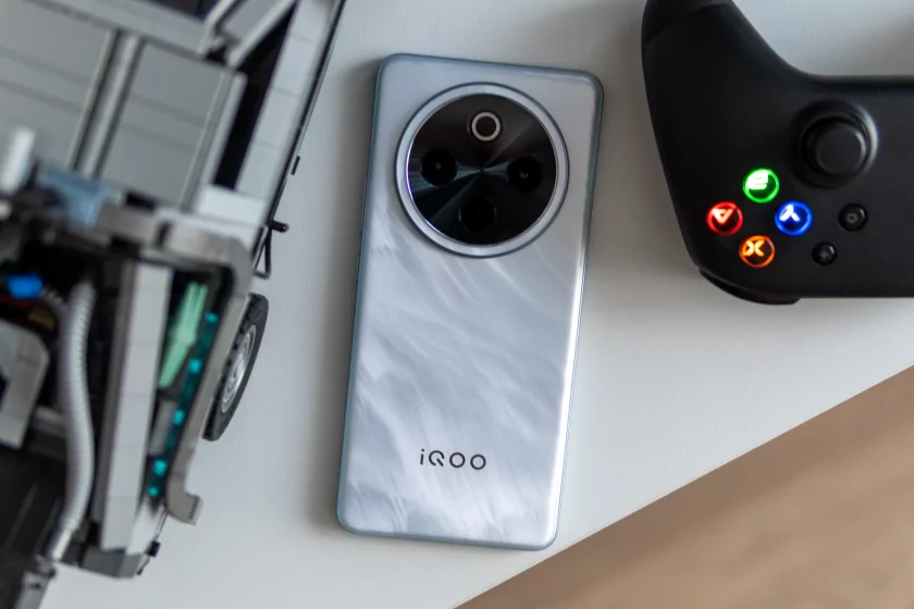 Я не поверил глазам, это невозможный смартфон. Обзор iQOO Z10 на 7300 мА⋅ч — тонкий (!) и мощный — Дизайн. 1