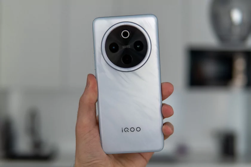 Я не поверил глазам, это невозможный смартфон. Обзор iQOO Z10 на 7300 мА⋅ч — тонкий (!) и мощный — Отзыв. 1