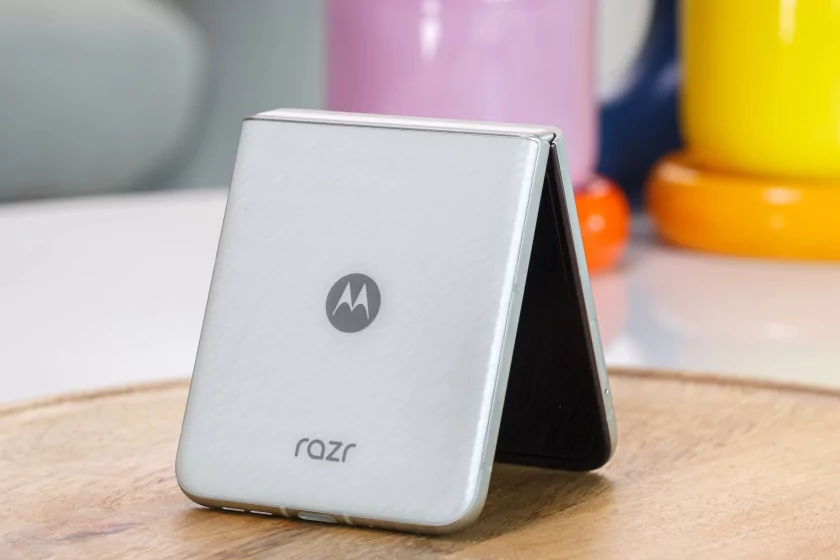 Шикарный дисплей, неплохие камеры и минимум апгрейдов: обзор Motorola Razr 60 — Отзыв. 1