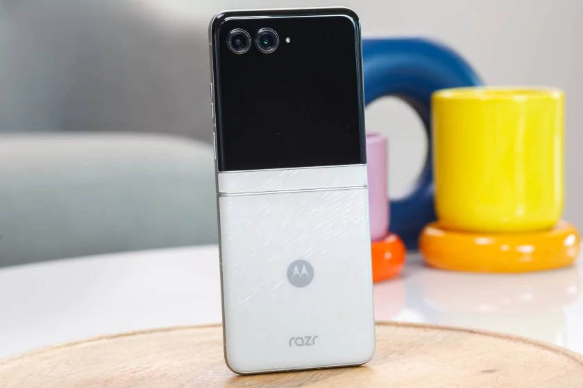 Шикарный дисплей, неплохие камеры и минимум апгрейдов: обзор Motorola Razr 60 — Дизайн корпуса. 2