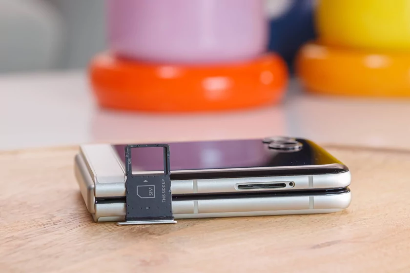 Шикарный дисплей, неплохие камеры и минимум апгрейдов: обзор Motorola Razr 60 — Дизайн корпуса. 3