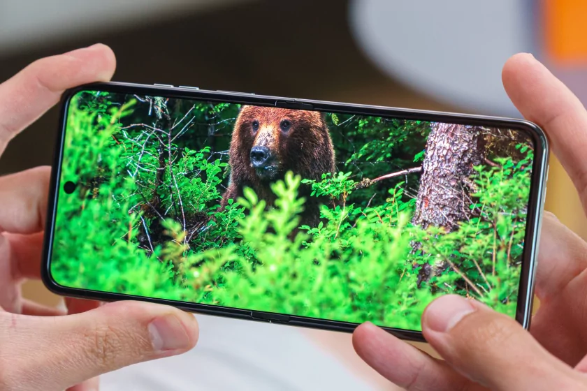 Шикарный дисплей, неплохие камеры и минимум апгрейдов: обзор Motorola Razr 60 — Дисплеи. 8
