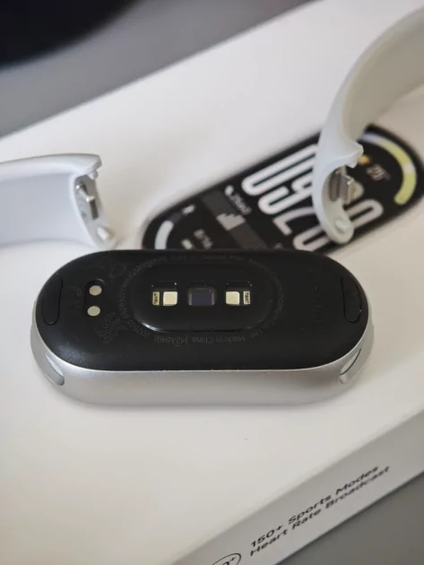 Это лучший Mi Band из всех — исправили главную проблему. Обзор Xiaomi Smart Band 10 — Дизайн. 2