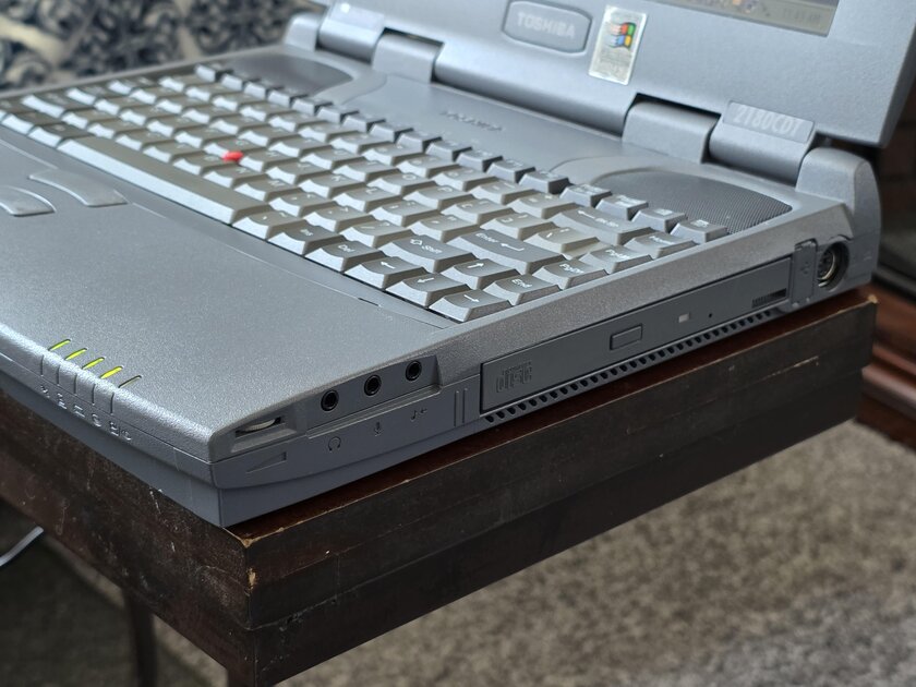 Этот Toshiba 2180CDT — компактный игровой ПК для DOS и Windows 95