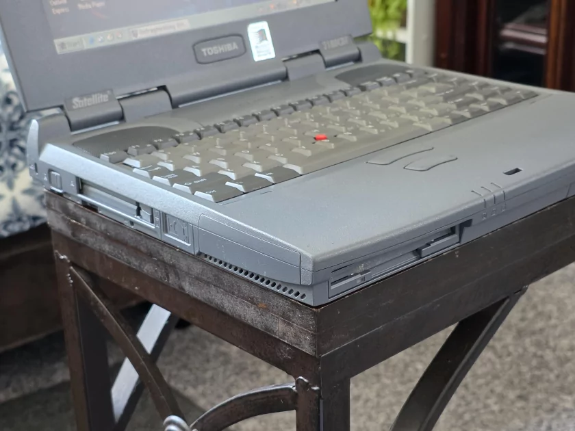 Этот Toshiba 2180CDT — компактный игровой ПК для DOS и Windows 95