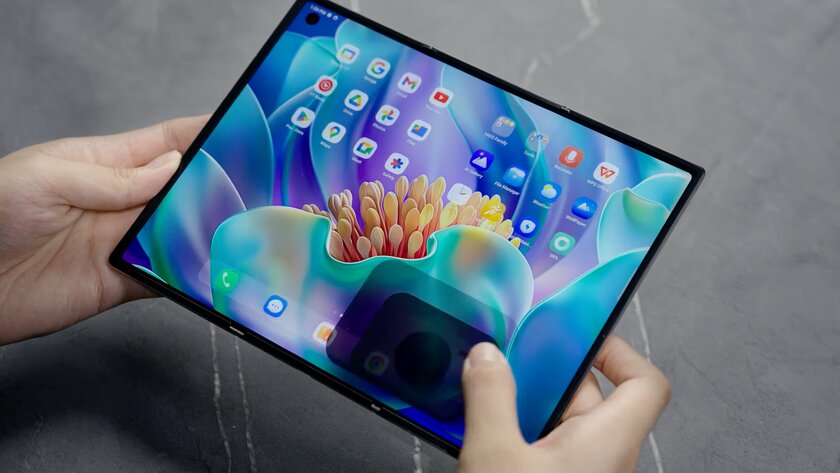 TECNO показала свою «трикладушку» Phantom Ultimate G Fold: она очень тонкая