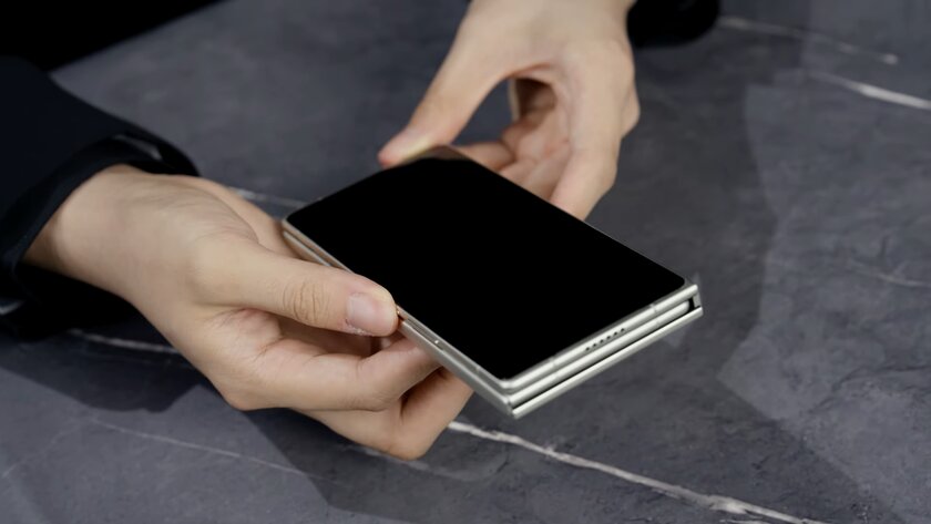 TECNO показала свою «трикладушку» Phantom Ultimate G Fold: она очень тонкая