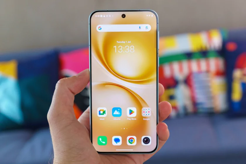 Дождались — компактный, мощный, и автономный (!) камерофон. Обзор vivo X200 FE — Дисплей. 1