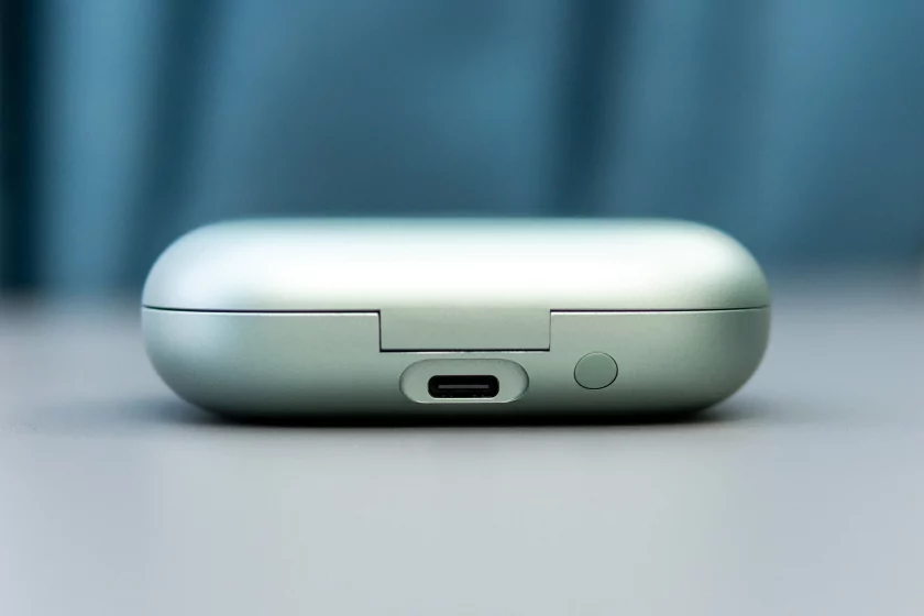 Спортивные и направляют звук прямо в ухо: обзор наушников Soundcore AeroFit 2 с регулируемой посадкой — Автономность. 1